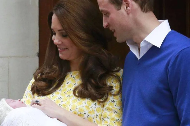 
	O pr&iacute;ncipe William e Kate apresentaram neste s&aacute;bado a filha ao mundo no momento em que deixavam o hospital
 (Reuters)