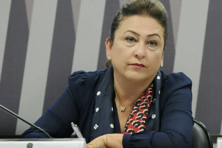 
	A ministra K&aacute;tia Abreu: &quot;Est&atilde;o jogando o seu inimigo na oposi&ccedil;&atilde;o para lhes morder em 2018. Quem viver ver&aacute;.&quot;
 (Alessandro Dantas/ PT no Senado)