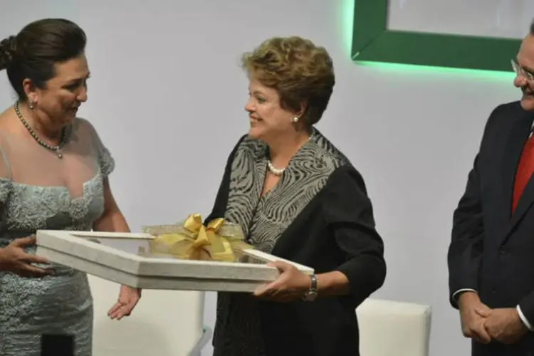 A presidente da CNA, Kátia Abreu (E), a presidente Dilma Rousseff e o presidente do Senado, Renan Calheiros (Valter Campanato/ABr)