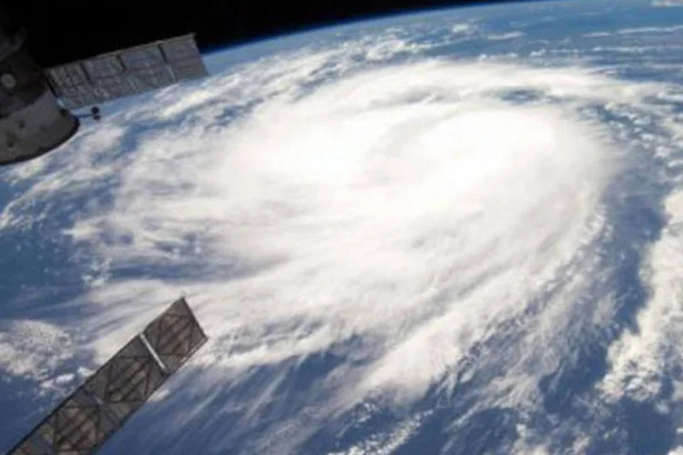 Com ventos firmes de 215 km/h, o centro de Katia estava a 725 km ao sul das Bermudas
 (AFP)