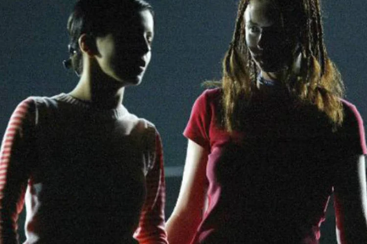 
	Lena Katina (d) e Yulia Volkova, a dupla t.A.T.u: notoriedade da dupla aumentou por mostrar em v&iacute;deos e atua&ccedil;&otilde;es rela&ccedil;&otilde;es l&eacute;sbicas entre ambas
 (Janek Skarzynski/AFP)