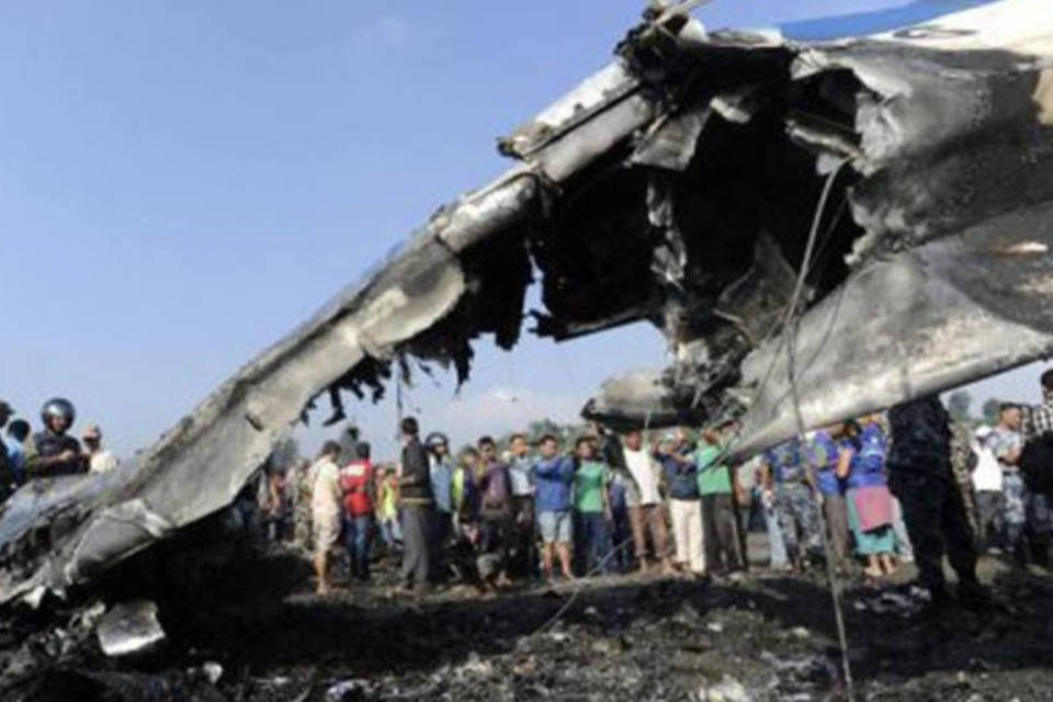 Queda de avião em Katmandu deixa 19 mortos