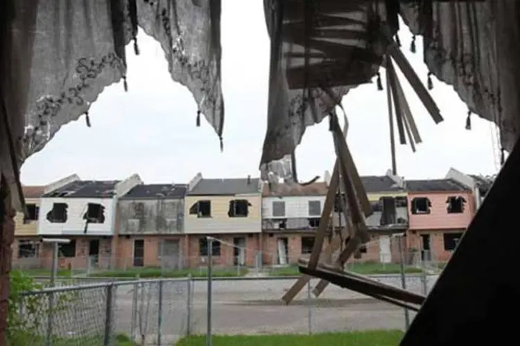 
	Vista de uma janela para comunidade devastada pelo Katrina: Pitt doou US$ 5 milh&otilde;es para a reconstru&ccedil;&atilde;o de bairro e apostou por levantar casas sustent&aacute;veis
 (Getty Images)