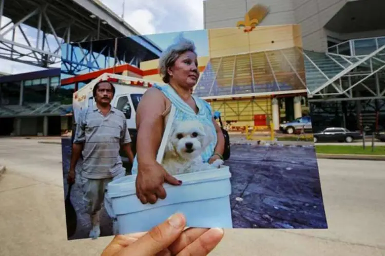 Ajuda: mulher carrega uma caixa de um centro de coleta de mantimentos para as vítimas do furacão Katrina, em setembro de 2005 . (REUTERS/ Carlos Barria)