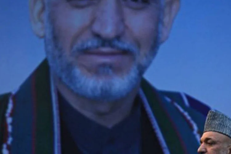 Presidente afegão, Hamid Karzai, deve fixar em breve uma data limite para dissolver as companhias privadas de segurança (Masud Hossaini/AFP)