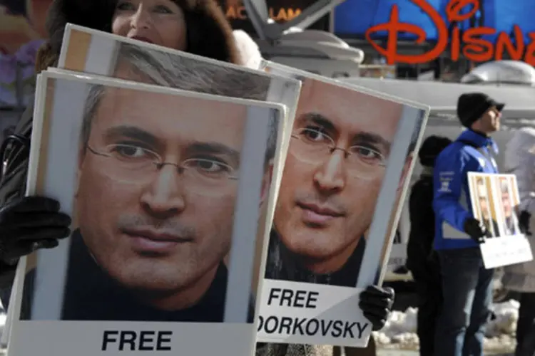Tribunal confirmou a condenação de Khodorkovsky em 2010 por lavagem de dinheiro e roubo de petróleo, mas reduziu sua sentença depois de um recurso de seus advogados (Bloomberg)