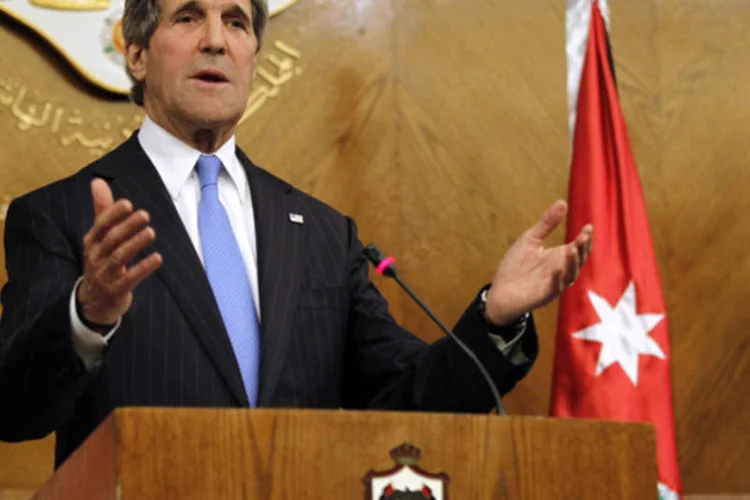 
	John Kerry: &quot;Esta situa&ccedil;&atilde;o vai mais al&eacute;m das fronteiras da S&iacute;ria. Trata-se de como o Ir&atilde;, que foi v&iacute;tima de ataques qu&iacute;micos, se sentir&aacute; alentado diante da aus&ecirc;ncia de a&ccedil;&otilde;es para obter a bomba at&ocirc;mica&quot;, alertou
 (REUTERS/Muhammad Hamed)