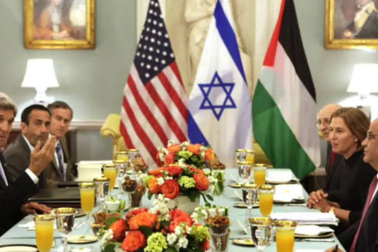 
	Secret&aacute;rio de Estado dos EUA John Kerry (E) em jantar com o ministro da Justi&ccedil;a de Israel, Tzipi Livni (3&ordm; D), e principal negociador palestino, Saeb Erekat (2&ordm; D), no Departamento de Estado em Washington.
 (REUTERS / Yuri Gripas)