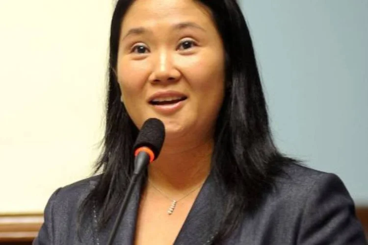 
	Keiko: por n&atilde;o ter superado nenhum dos candidatos 50% dos votos como disp&otilde;e a lei, Keiko e Kuczynski dever&atilde;o disputar um segundo turno
 (Wikimedia Commons)