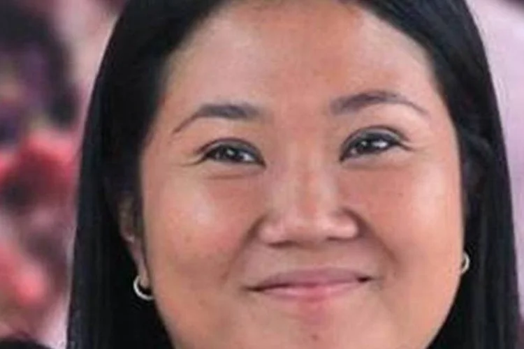 A candidata presidencial peruana Keiko Fujimori sorri durante entrevista coletiva em Lima (Pilar Olivares /Reuters)
