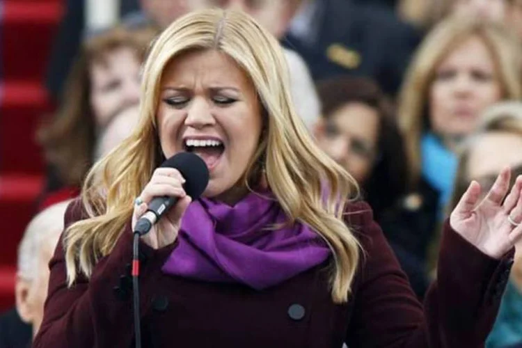 
	Kelly Clarkson: premiada com o Grammy, de 31 anos, anunciou a uni&atilde;o e postou uma foto em uma mensagem no Twitter
 (Jason Reed / Reuters)