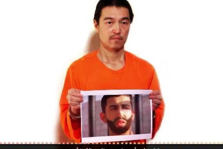 O refém japonês Kenji Goto: "feche os olhos e permaneça paciente. Tudo acaba quando você fica irritado ou grita. É quase como rezar. Odiar não é o papel dos seres humanos" (Reprodução)