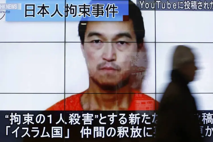 
	Painel mostra a imagem de Kenji Goto no Jap&atilde;o. Shinzo Abe pediu que a Jord&acirc;nia coopere nos esfor&ccedil;os para a libera&ccedil;&atilde;o r&aacute;pida de Goto, mas prometeu que o Jap&atilde;o n&atilde;o cederia ao terrorismo
 (REUTERS/www.reportr.co via Reuters)