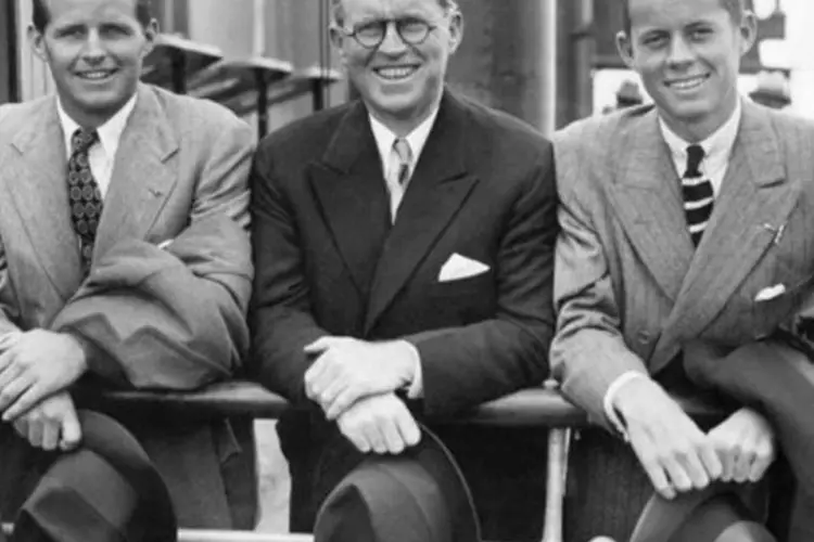 John Kennedy (direita) e seu irmão Robert (esquerda) ao lado do pai Joseph em 1938
 (AFP)