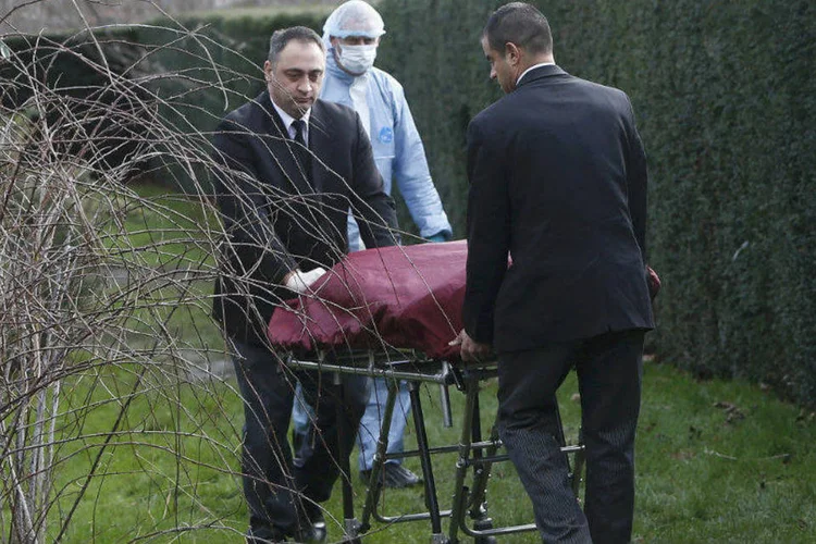 Morte: oficiais retiram o corpo de homem que ateou fogo em si mesmo das redondezas do Palácio de Kensington
 (REUTERS/Neil Hall)