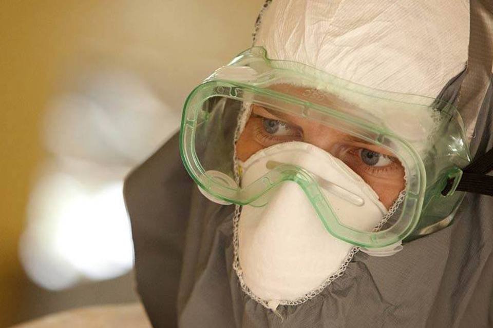 Médico que recebeu tratamento experimental de ebola tem alta