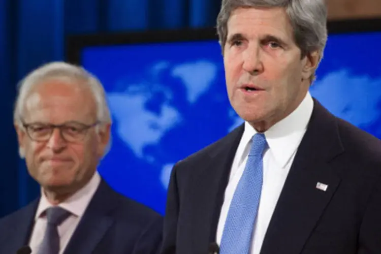 O secretário de Estado dos Estados Unidos, John Kerry, e Martin Indyk, novo enviado especial para as conversas de paz entre israelenses e palestinos: o recém nomeado enviado especial compareceu junto com Kerry e mostrou seu "profundo agradecimento" a ele e ao presidente dos EUA, Barack Obama. (GettyImages)