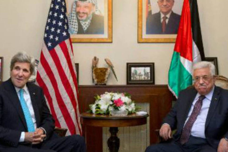 Abbas insiste com Kerry sobre libertação de palestinos