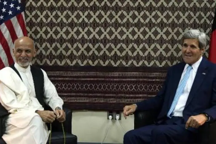 O secretário de Estado americano, John Kerry (d), em um encontro com o candidato à presidência do Afeganistão, Ashraf Ghani Ahmadzai (Massoud Hossaini/AFP)