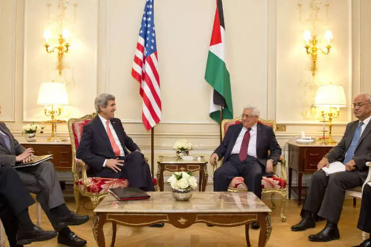 Secretário de Estado dos EUA, John Kerry, conversa com o presidente palestino, Mahmoud Abbas, durante reunião em Paris (Evan Vucci/Reuters)