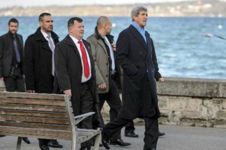 
	O secret&aacute;rio de Estado americano, John Kerry, chega a Genebra para reuni&atilde;o com representantes do governo iraniano e do grupo &quot;5+1&quot;
 (AFP/ Fabrice Coffrini)