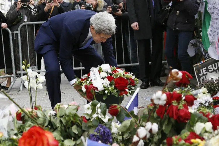 Secretário de Estado dos EUA, John Kerry, deixa flores onde policial foi morto no ataque ao jornal Charlie Hebdo, em Paris (Rick Wilking/Reuters)