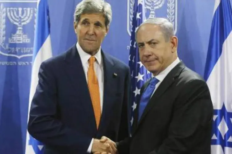
	John Kerry (e), cumprimenta o premi&ecirc; israelense, Benjamin Netanyahu
 (AFP)
