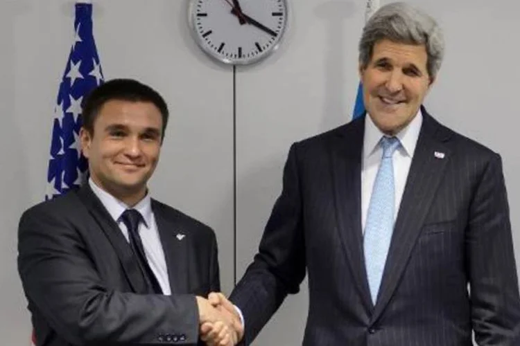 Kerry (d) cumprimenta o chanceler da Ucrânia, Pavlo Klimkin, antes de uma reunião bilateral na Basileia (Fabrice Coffrini/AFP)