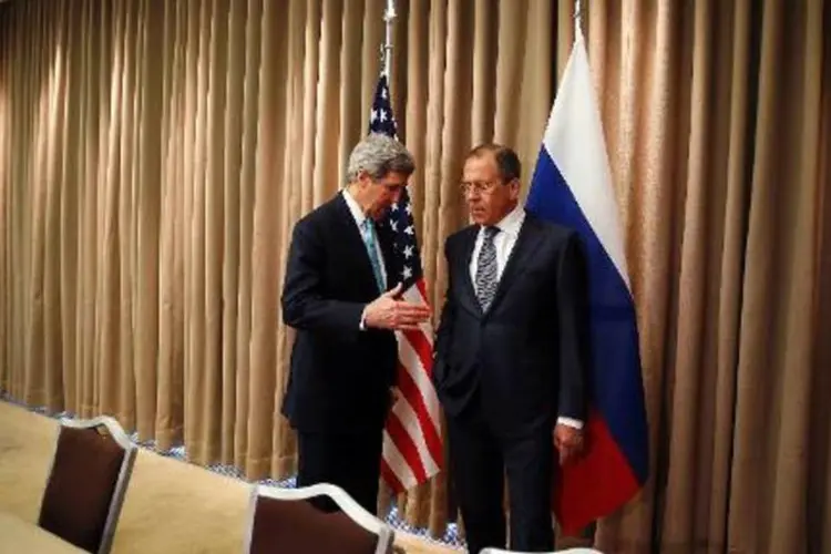 
	Secret&aacute;rio de Estado americano John Kerry (D) e o chanceler russo Sergei Lavrov: poucas horas antes, as for&ccedil;as de seguran&ccedil;a ucranianas responderam a um ataque
 (Jim Bourg/AFP)