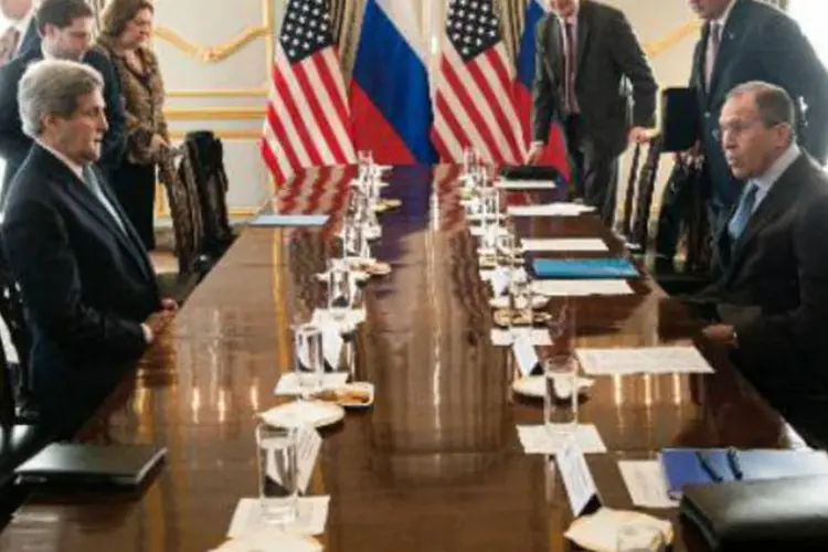 John Kerry e o chanceler russo, Serguei Lavrov: esta é a quarta reunião em uma semana entre os dois (Brendan Smialowski/AFP)
