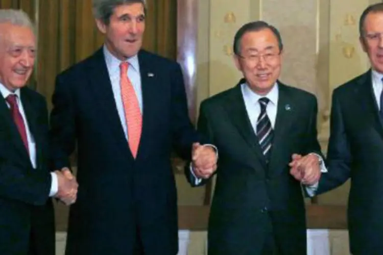 Secretário de Estado americano, John Kerry (2-e), o secretário-geral da ONU, Ban Ki-moon (2-d) e o ministro das relações Exteriores russo, Sergei Lavrov (d) (Gary Cameron/AFP)