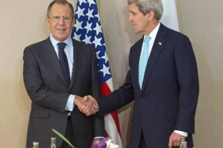O secretário de Estado americano John Kerry (D) e o ministro russo das Relações Exteriores durante reunião em Genebra (Evan Vucci/AFP)