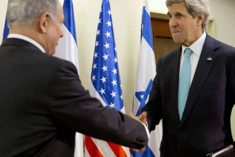John Kerry e Benjamin Netanyahu: negociações estiveram à beira de um colapso no fim de semana, quando Israel não manteve a promessa de libertar dezenas de prisioneiros palestinos (Jacquelyn Martin//Reuters)