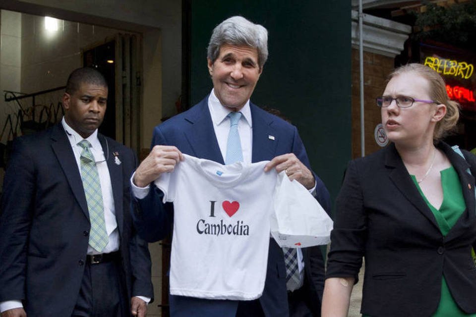 Kerry exige respeito a direitos humanos no Camboja