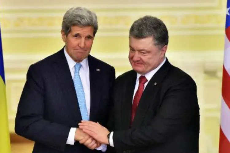 O secretário de Estado dos EUA, John Kerry (e) e o presidente da Ucrânia, Petro Poroshenko, cumprimentam-se em Kiev (Sergei Supinsky/AFP)