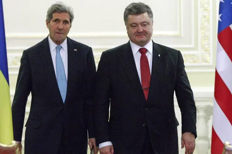 Poroshenko e Kerry: eles devem divulgar declaração conjunta ao término de suas conversas (Valentyn Ogirenko/Reuters)