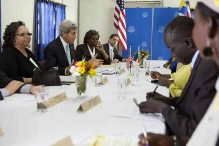 O secretário de Estado americano, John Kerry (C), se reúne com membros da sociedade civil no Sudão do Sul: país está "à beira da catástrofe", segundo a ONU (Saul Loeb/AFP)