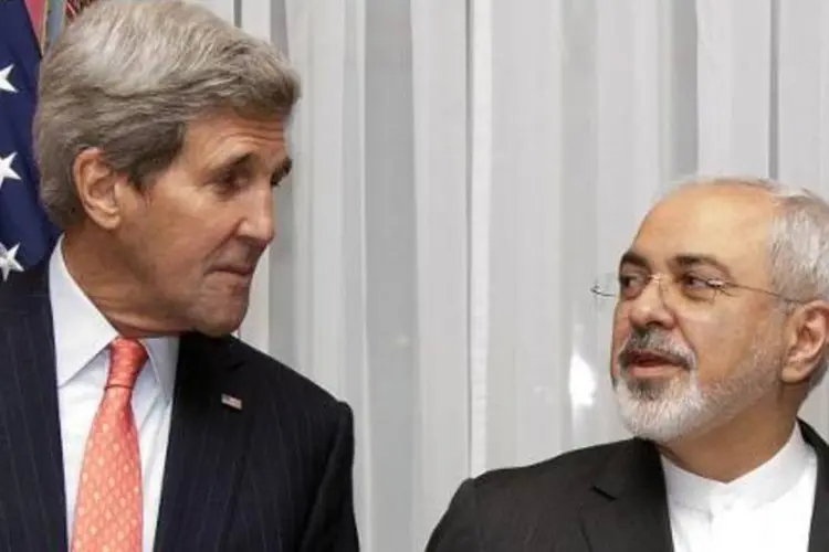 O secretário de Estado americano, John Kerry (e), e o chanceler iraniano, Mohammad Zarif, negociam na Suíça (Brian Snyder/AFP)