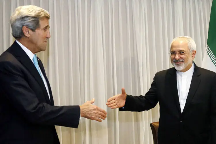 
	Kerry e Zarif: secret&aacute;rio americano e ministro iraniano se encontraram, em esfor&ccedil;o para acelerar negocia&ccedil;&otilde;es
 (Rick Wilking/Reuters)