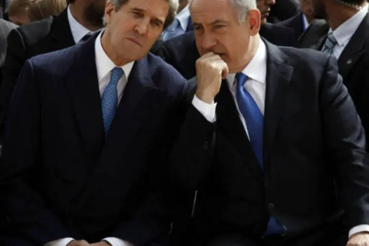 
	O secret&aacute;rio de Estado americano, John Kerry, fala com o primeiro-ministro israelense, Benjamin Netanyahu, durante cerim&ocirc;nia do dia anual de Israel em mem&oacute;ria ao Holocausto, em Jerusal&eacute;m
 (REUTERS/Gali Tibbon)