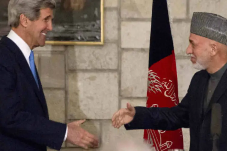 O secretário de Estado americano, John Kerry (E), e o presidente do Afeganistão, Hamid Karzai, se encontram no palácio presidencial em Cabul, no Afeganistão (REUTERS / Jason Reed)