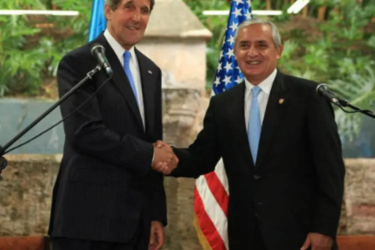 O secretário de Estado americano, John Kerry (E), e o presidente da Guatemala Otto Pérez Molina (AFP)