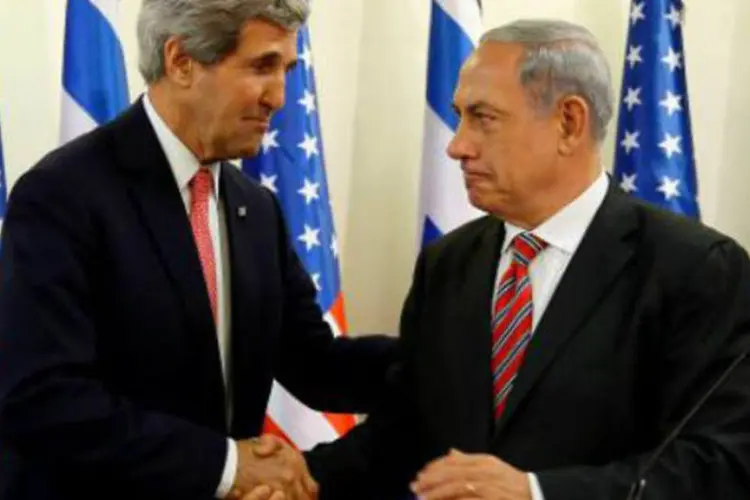 
	Kerry e Netanyahu: quanto &agrave;s negocia&ccedil;&otilde;es de paz israelenses-palestinas, Kerry declarou que &quot;as partes seguem comprometidas (...) e se re&uacute;nem regularmente&quot;
 (AFP)