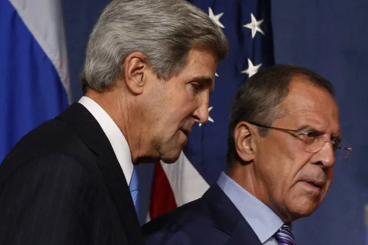 
	John Kerry e Sergei Lavrov:&nbsp;secret&aacute;rio Kerry teve uma breve conversa em particular com o chanceler Lavrov, afirmou diplomata americano
 (Larry Downing/Reuters)