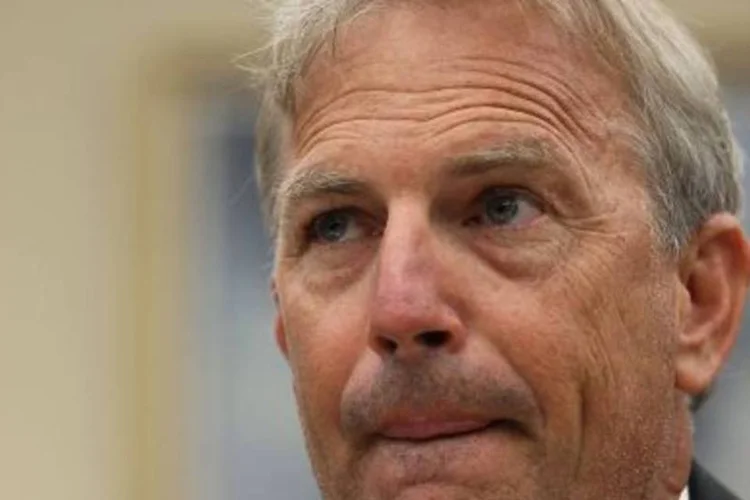 Kevin Costner disse que vao ceder 32 máquinas de sua empresa para a limpeza do óleo no Golfo do México. (.)