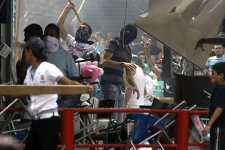 
	Libaneses invadem um restaurante da rede KFC na cidade libanesa de Tr&iacute;poli: esse foi mais um protesto contra o filme ofensivo ao isl&atilde;
 (AFP)