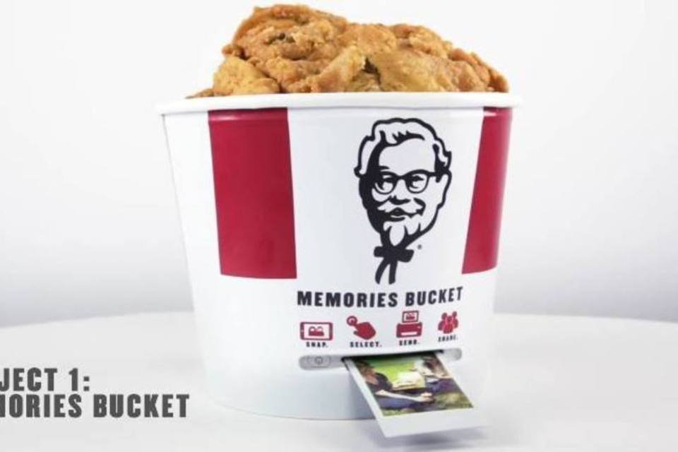 
	Campanha do KFC: o &quot;Memories Bucket&quot; n&atilde;o &eacute; apenas um recorte de papel&atilde;o
 (Reprodução/YouTube)