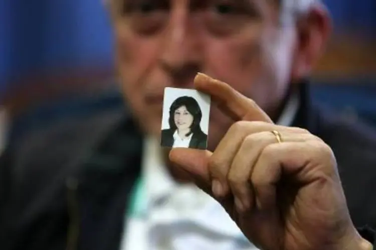 Ghassan Jarrar, marido de Khalida Jarrar, mostra foto de esposa: Khalida Jarrar é a 16º parlamentar palestina presa pelos israelenses, de um total de 130 eleitos (Abbas Momani/AFP)