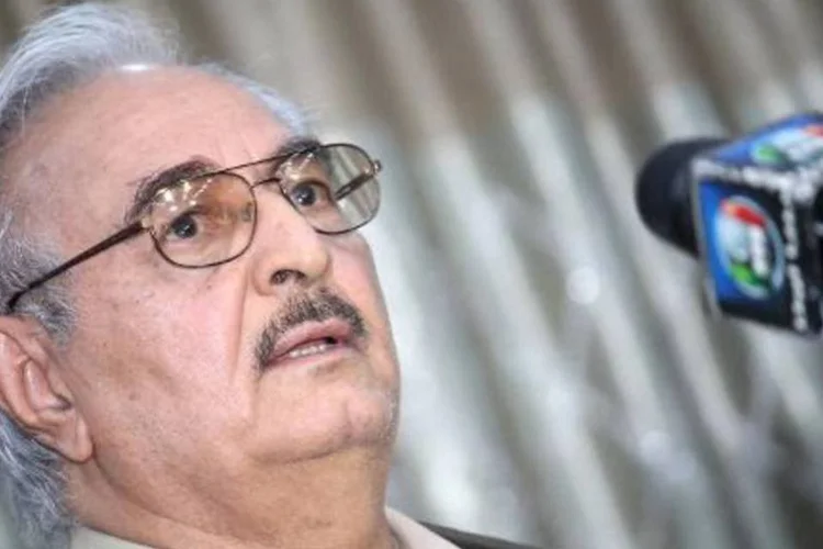 
	General Khalifa Hafter, da L&iacute;bia: &quot;Exigimos que se emita um comunicado que confirme que Hafter continuar&aacute; como comandante chefe do ex&eacute;rcito&quot;
 (AFP)