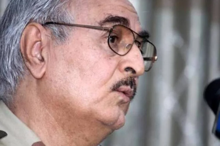 O general reformado Khalifa Haftar discurando durante uma conferência na Síria (AFP)